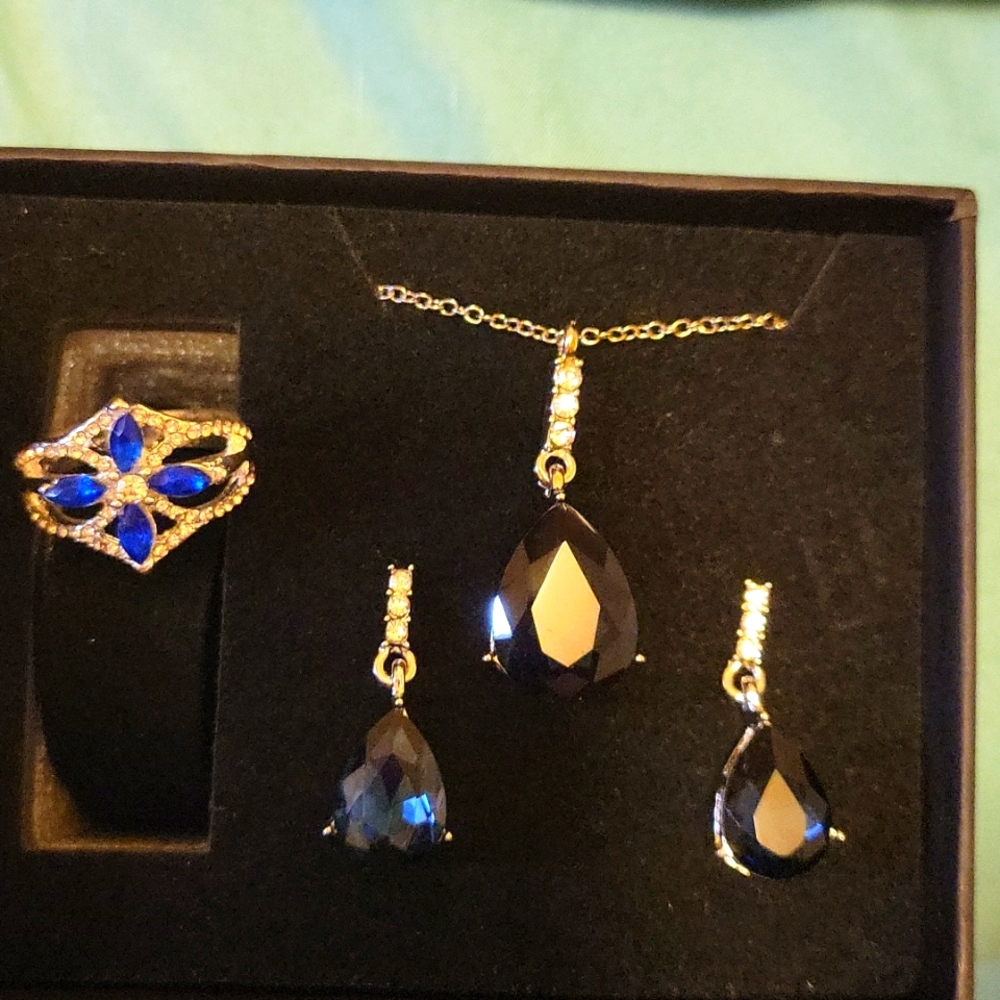 Costume blue topaz diamond set